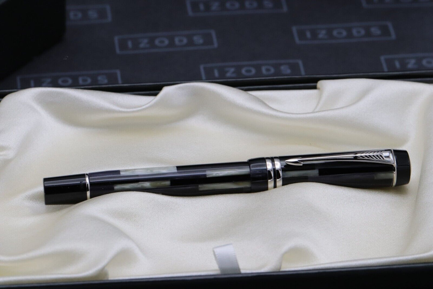 Parker Duofold International Black Mosaic Fountain Pen - DIPPED image 7