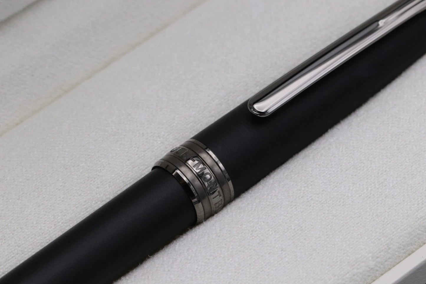 Montblanc Meisterstuck Classique Ultra Black Rollerball / Fineliner Pen image 10