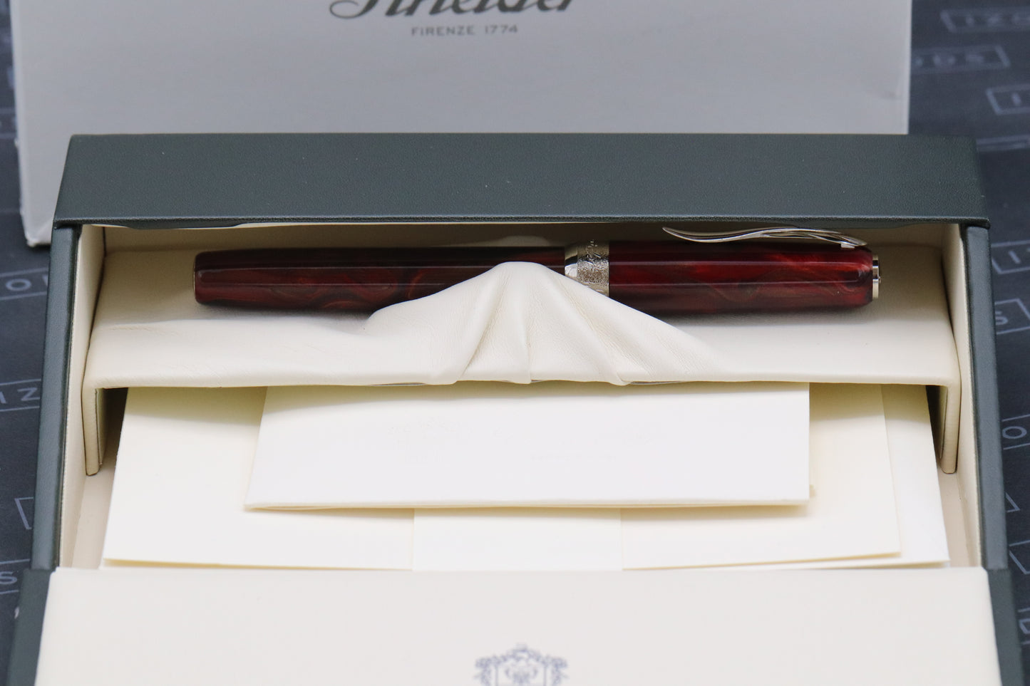 Pineider La Grande Bellezza Gemstones Rodolite Red Fountain Pen - Medium Nib