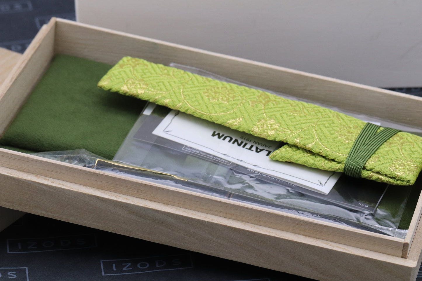 Platinum Izumo Urushi Biwatame Fountain Pen - Broad 'New Style' Nib