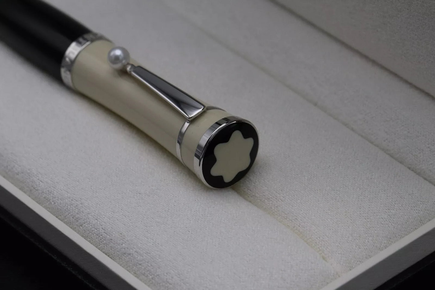 Montblanc Muses Greta Garbo Special Edition Fountain Pen image 6