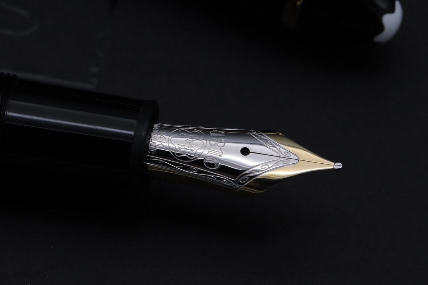 Montblanc Meisterstuck 147 Traveller Gold Line Fountain Pen with Pouch image 9