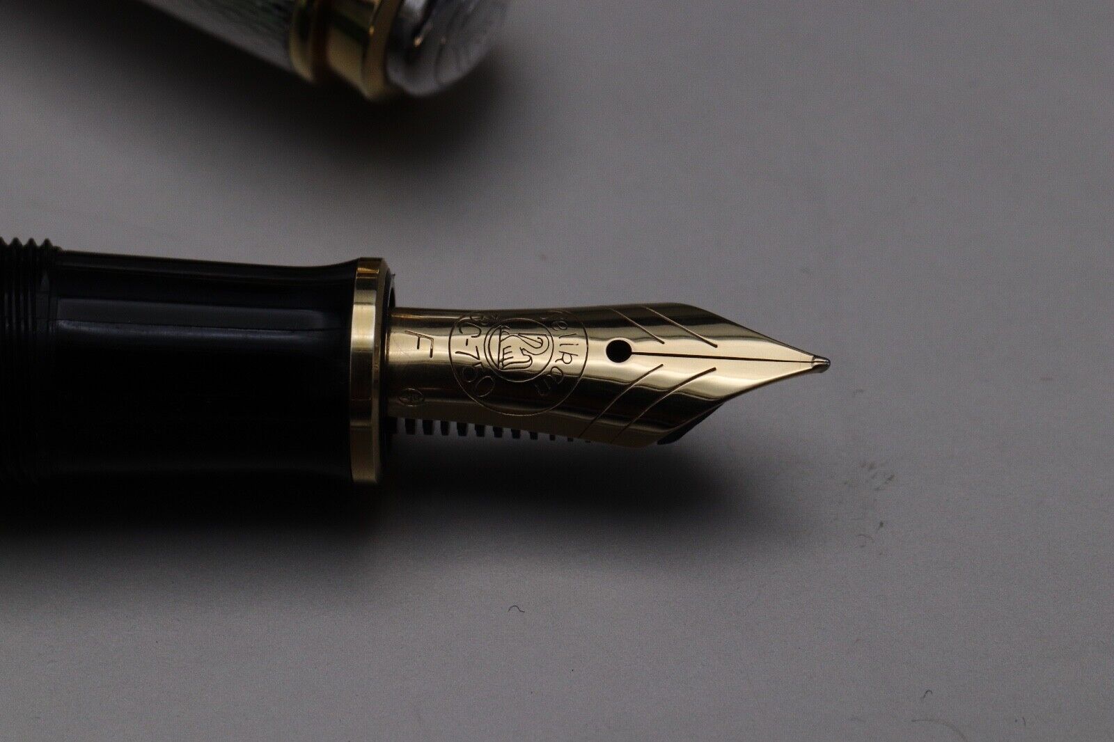 Pelikan Souveran M750 Jubilee Silver Plated Fountain Pen image 2