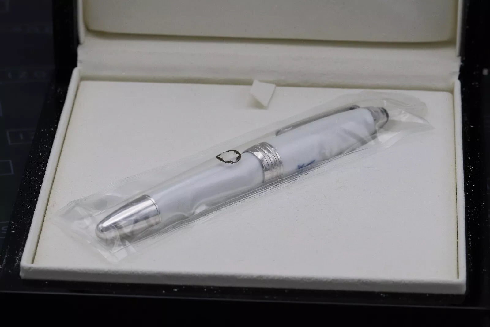 Montblanc Masters for Meisterstuck Meissen White Rollerball Pen - UNUSED image 6
