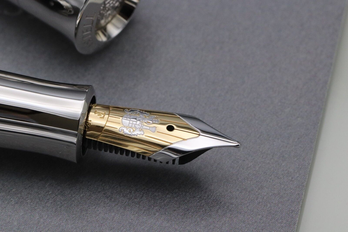Graf von Faber-Castell Pen of the Year 2009 Horsehair Fountain Pen - UNUSED image 3