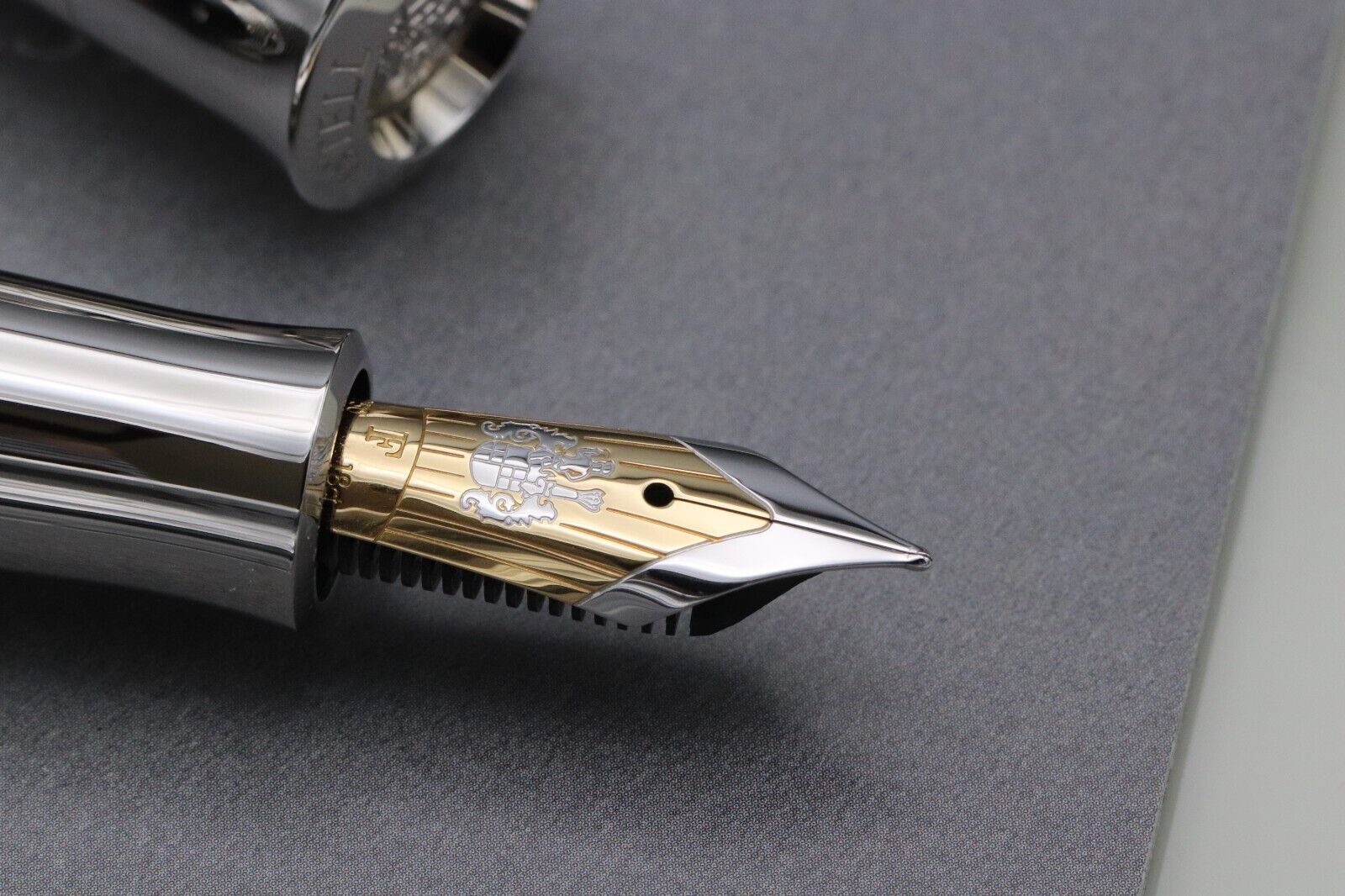 Graf von Faber-Castell Pen of the Year 2009 Horsehair Fountain Pen - UNUSED image 3