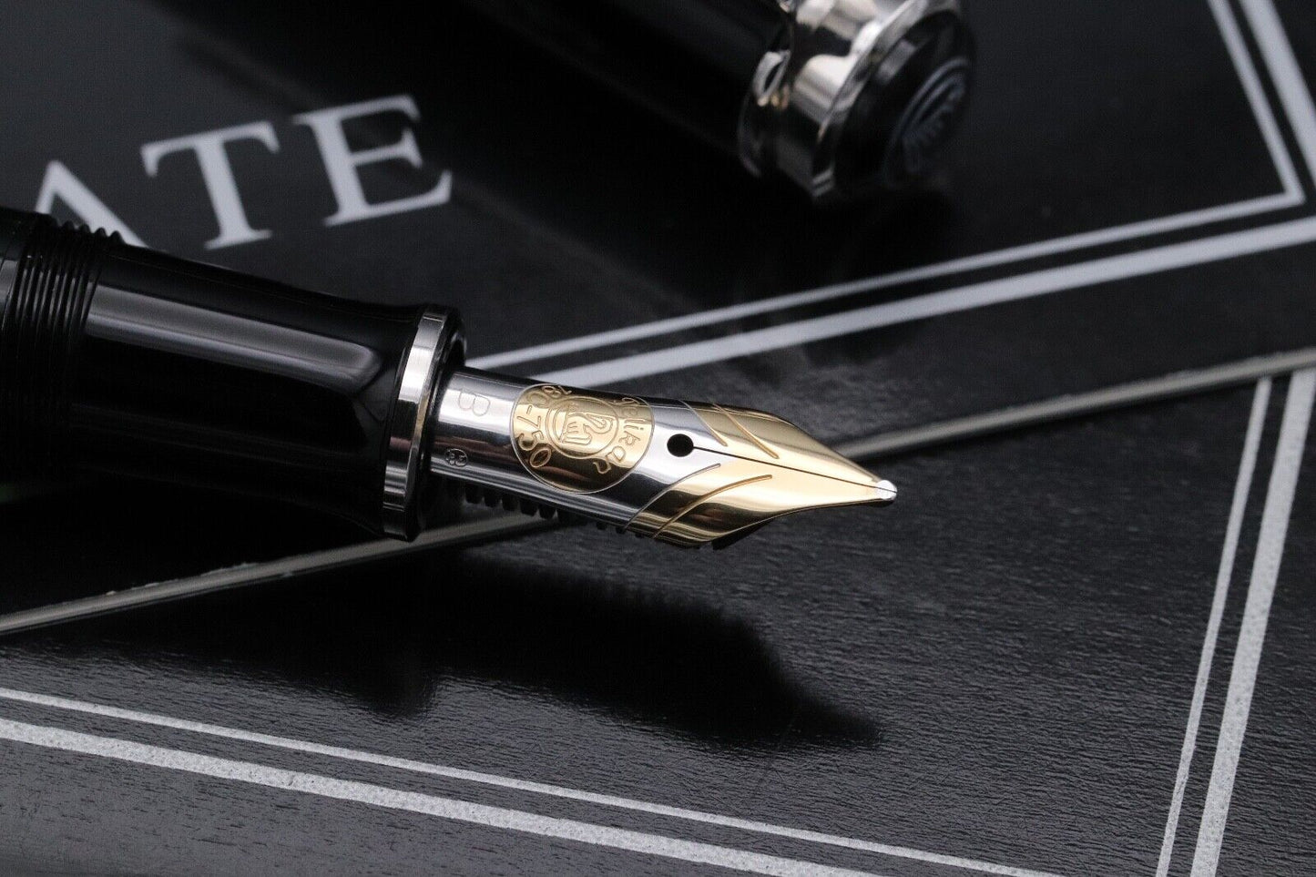 Pelikan Souveran M710 Toledo Fountain Pen - UNUSED - Broad PF Nib image 2