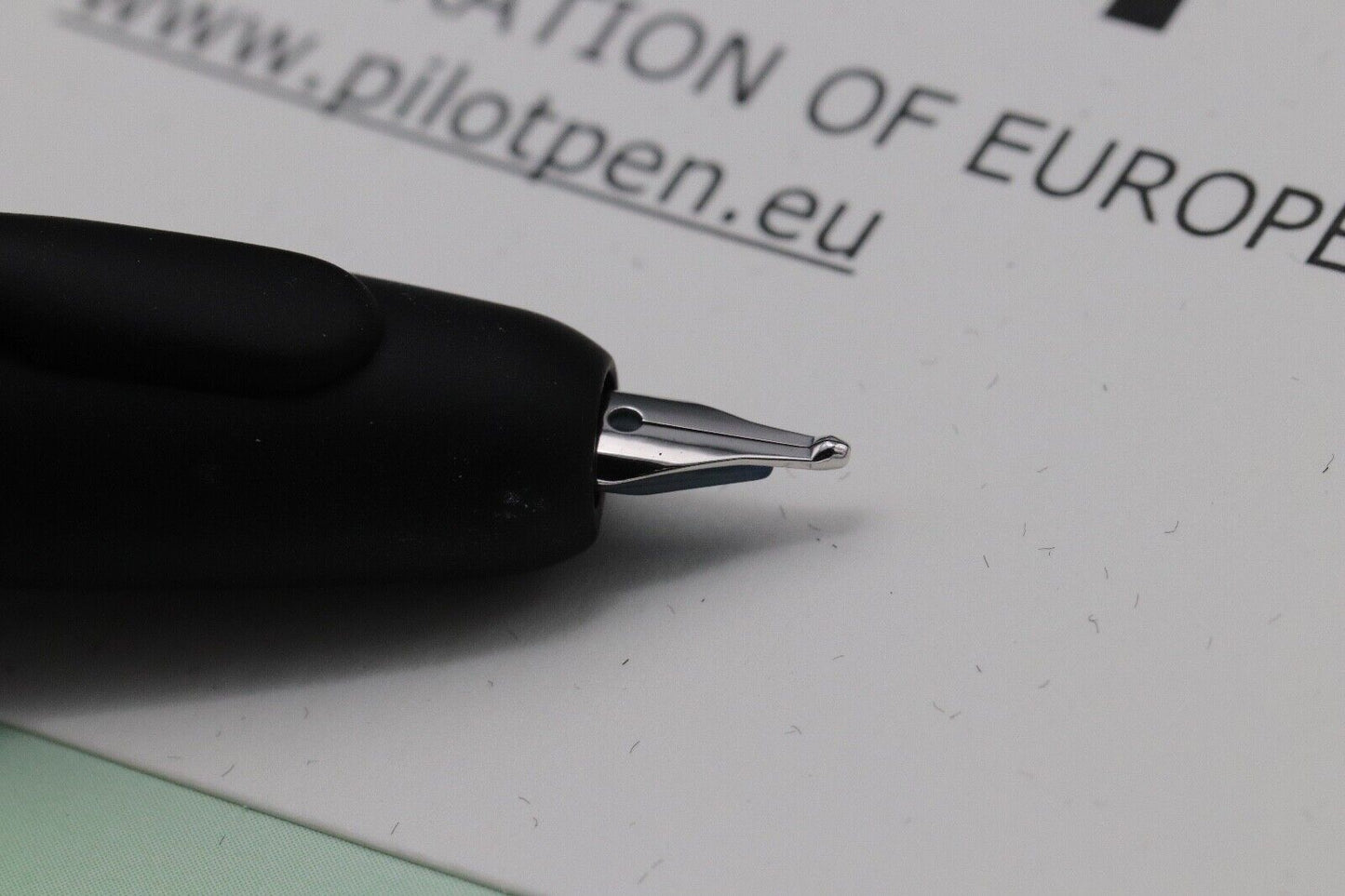 Pilot Capless Matte Black Fountain Pen - 18k Broad Nib image 2