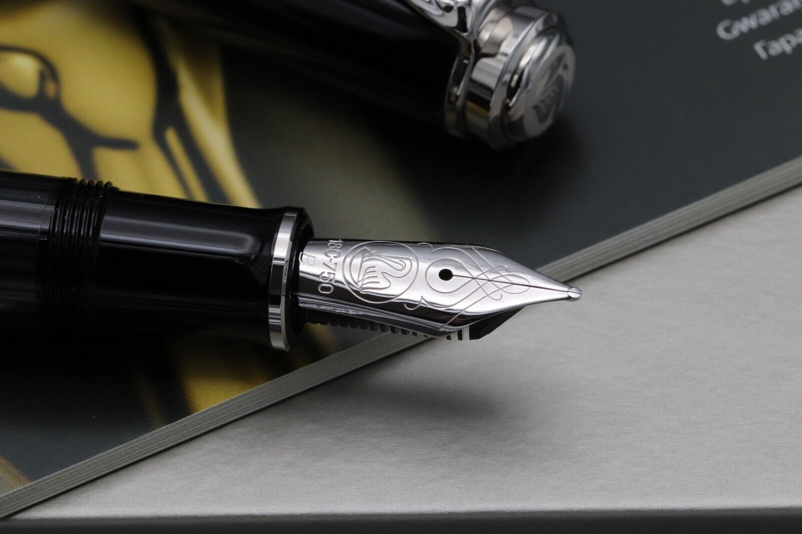Pelikan Souveran M805 Stresemann Fountain Pen - Broad Nib image 2