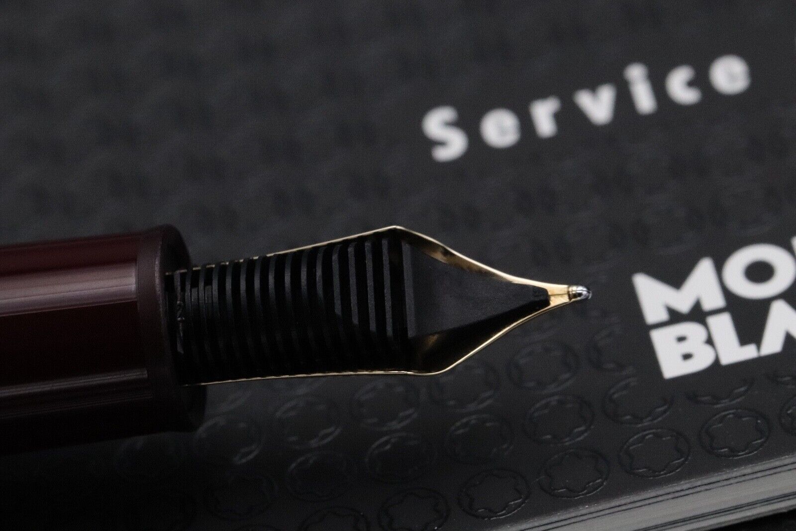 Montblanc Meisterstuck 147 Traveller Bordeaux Fountain Pen with Pouch image 3