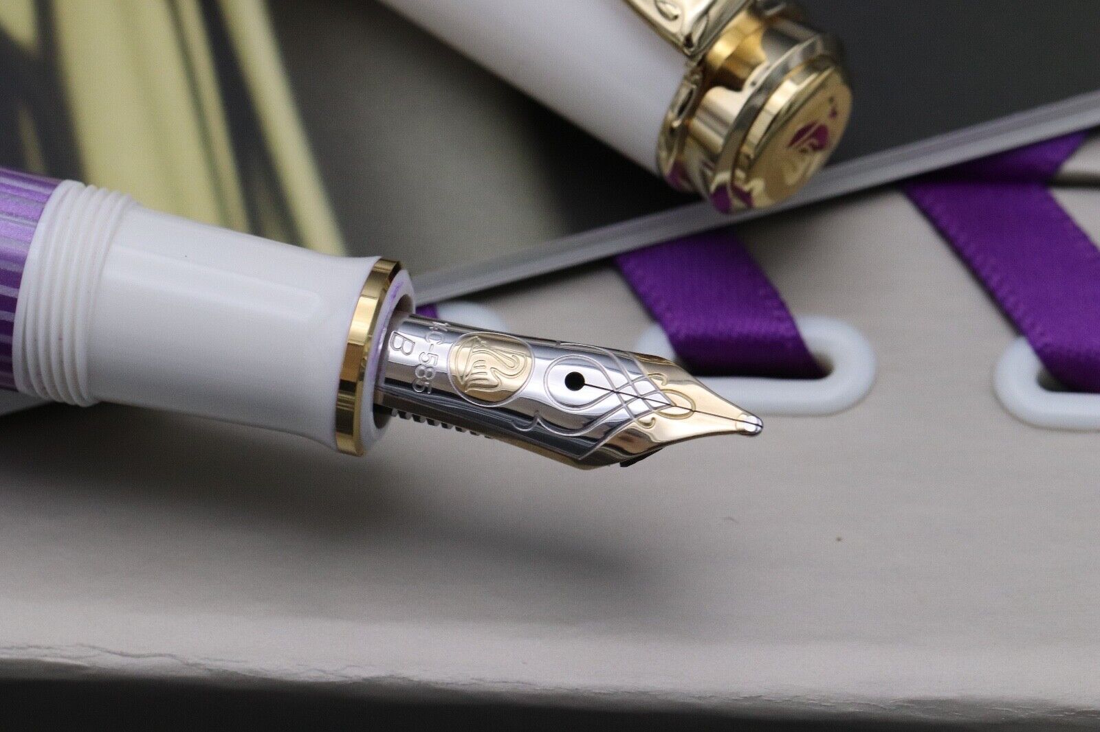 Pelikan Souveran M600 Violet White Special Edition Fountain Pen image 2