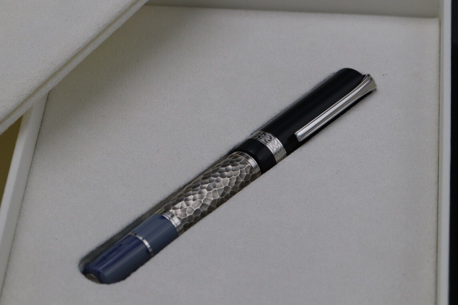 Montblanc Writers Edition Leo Tolstoy Fountain Pen - UNUSED image 8