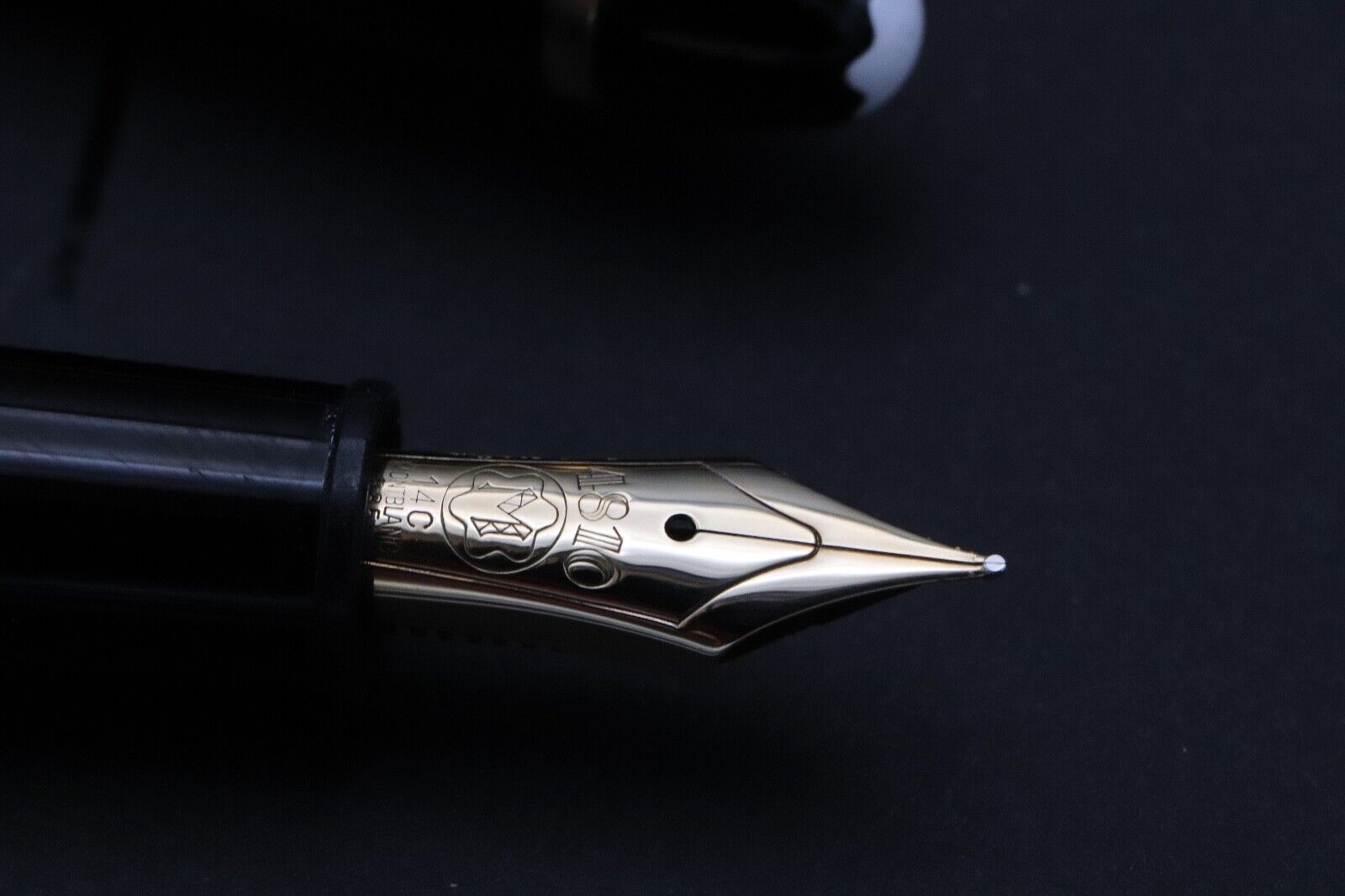 Montblanc Meisterstuck 146 LeGrand Gold Coated Fountain Pen - 14c Monotone Nib image 2