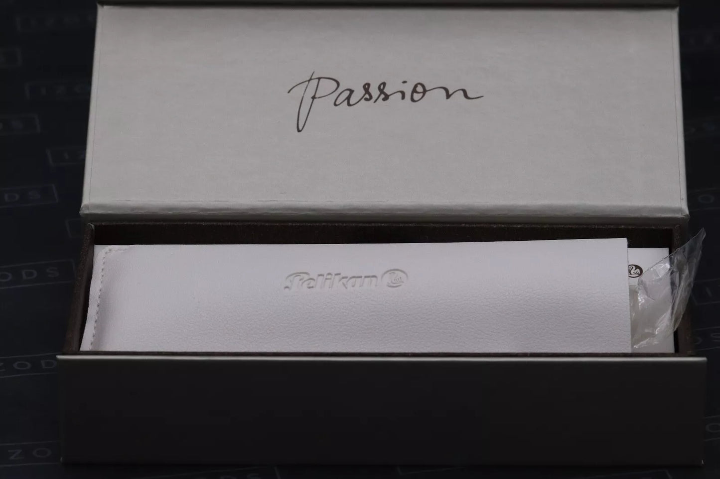 Pelikan Souveran M800 Cream Blue Fountain Pen - BB Nib image 6