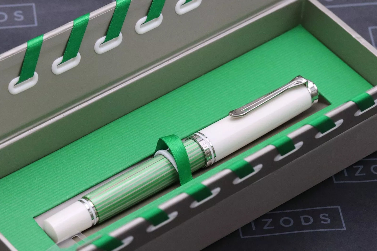 Pelikan Souveran M605 Green White Fountain Pen - Broad Nib image 6