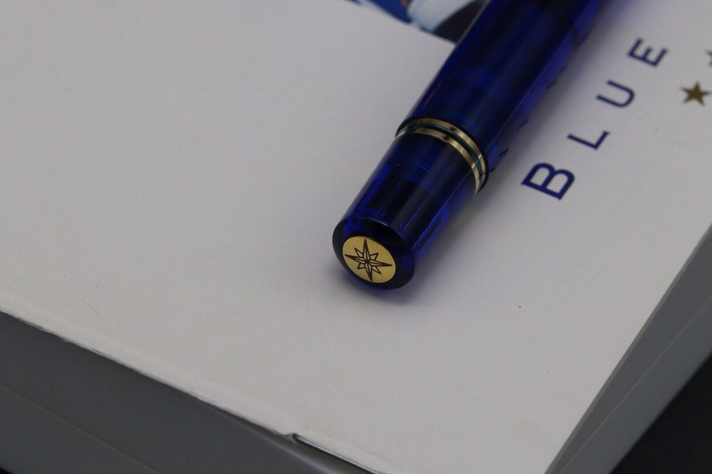 Pelikan M800 Blue Ocean Limited Edition Fountain Pen - Broad PF Nib image 4