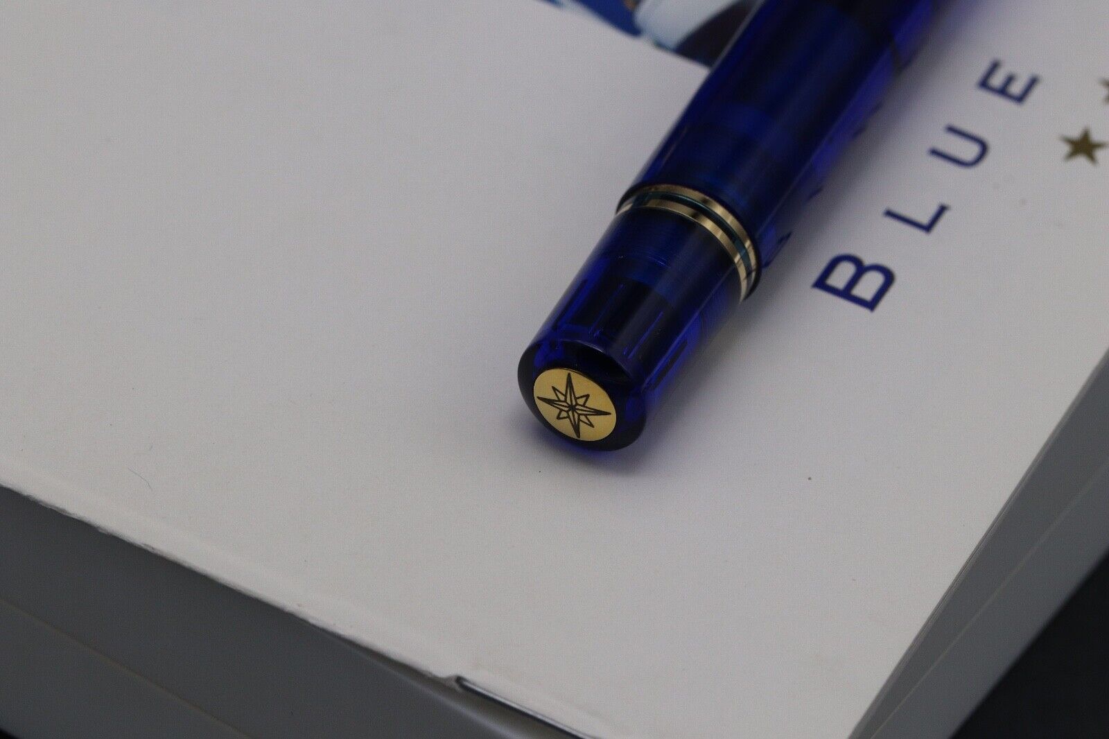 Pelikan M800 Blue Ocean Limited Edition Fountain Pen - Broad PF Nib image 4