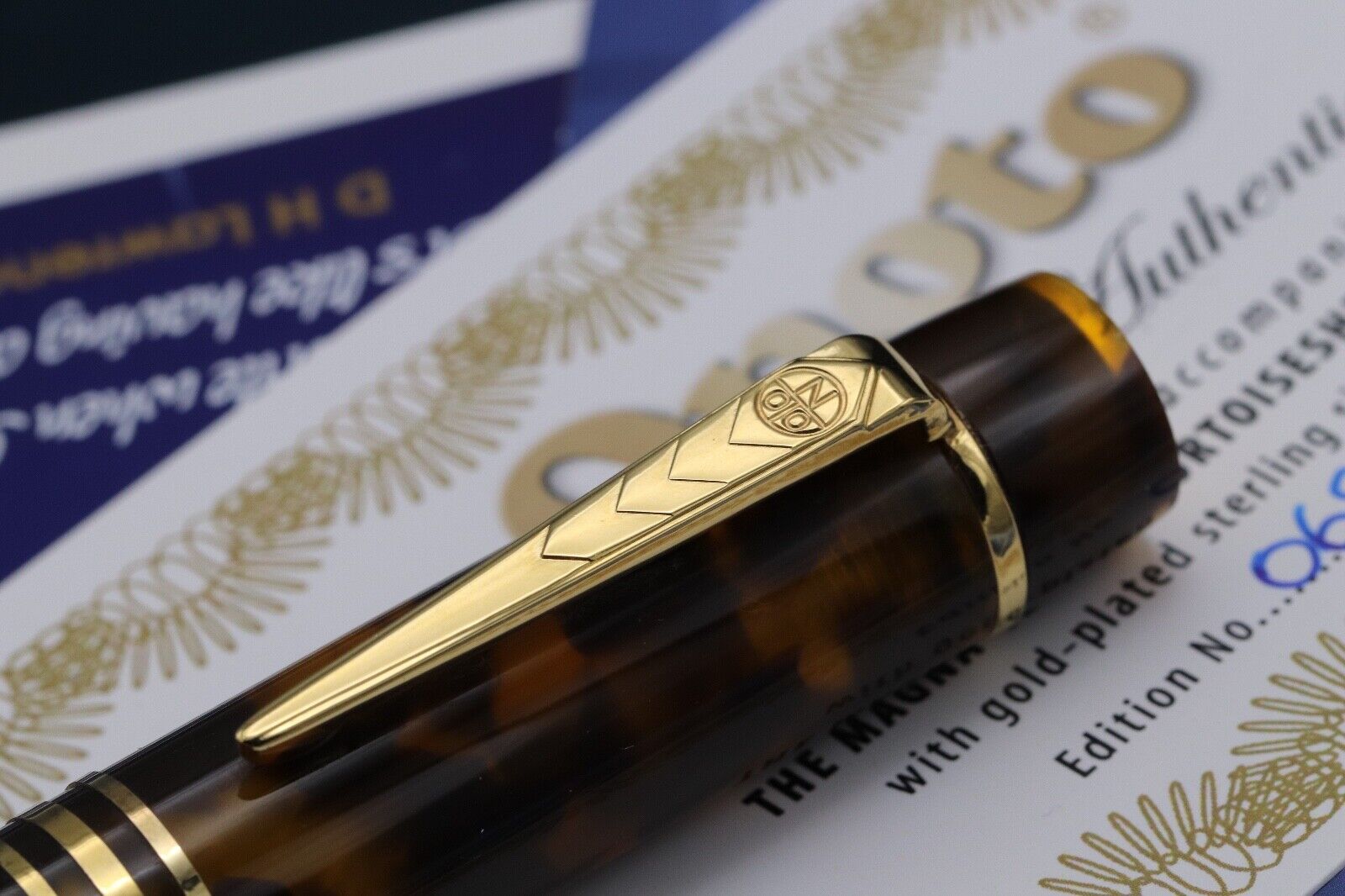 Onoto Magna Classic Tortoiseshell Fountain Pen - 18k Nib image 4