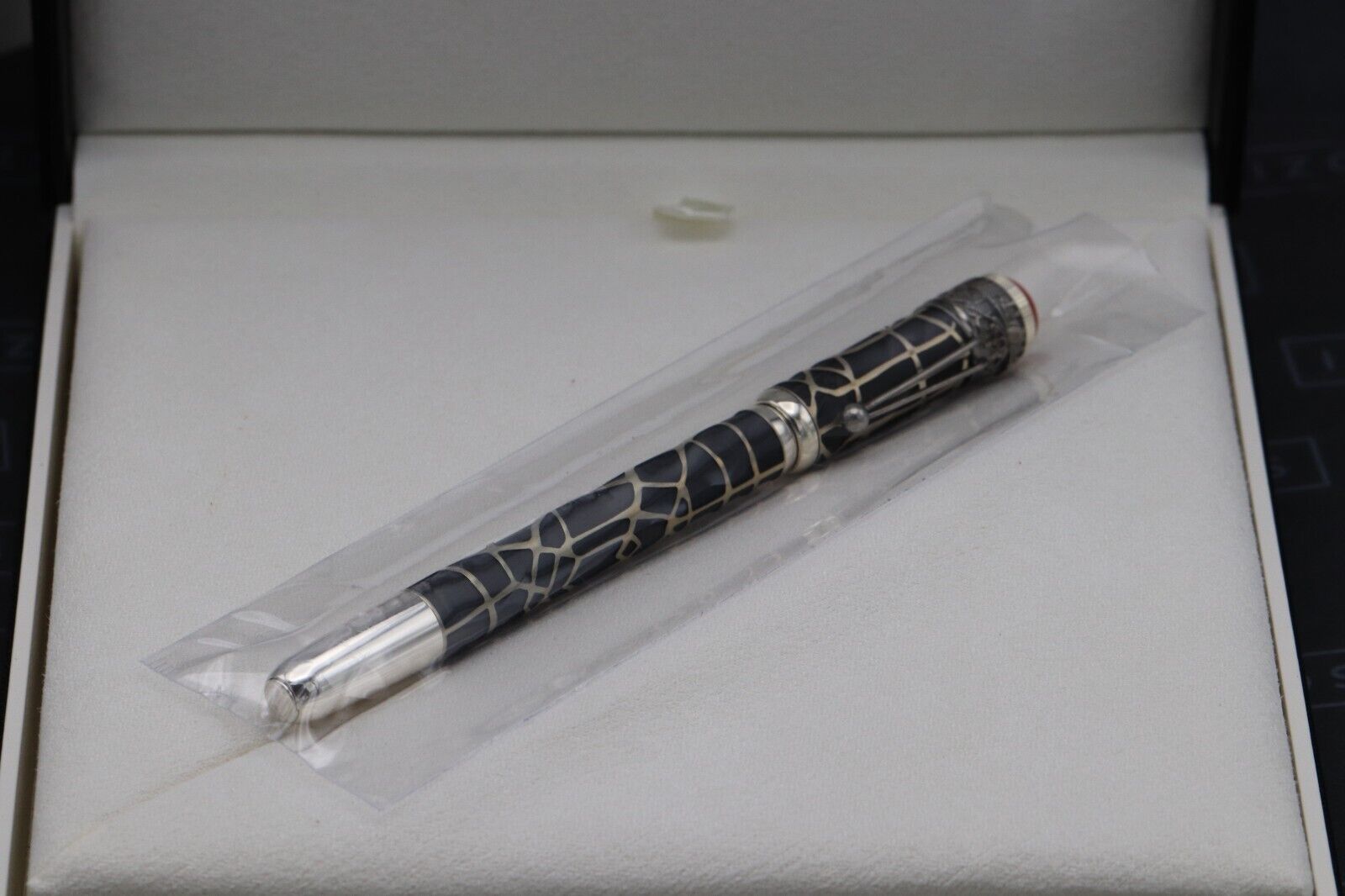 Montblanc Heritage Rouge et Noir Metamorphosis LE1906 Rollerball Pen - UNUSED image 5