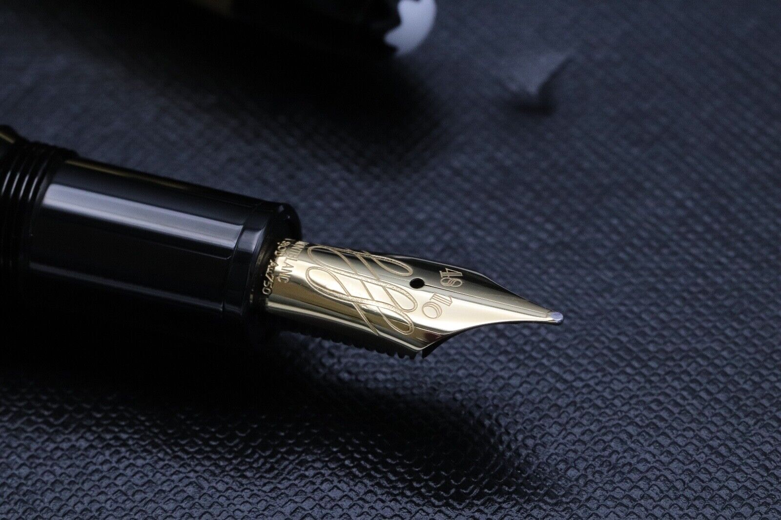 Montblanc Meisterstuck 146 LeGrand Solitaire Gold Leaf Fountain Pen - Flex Nib image 2