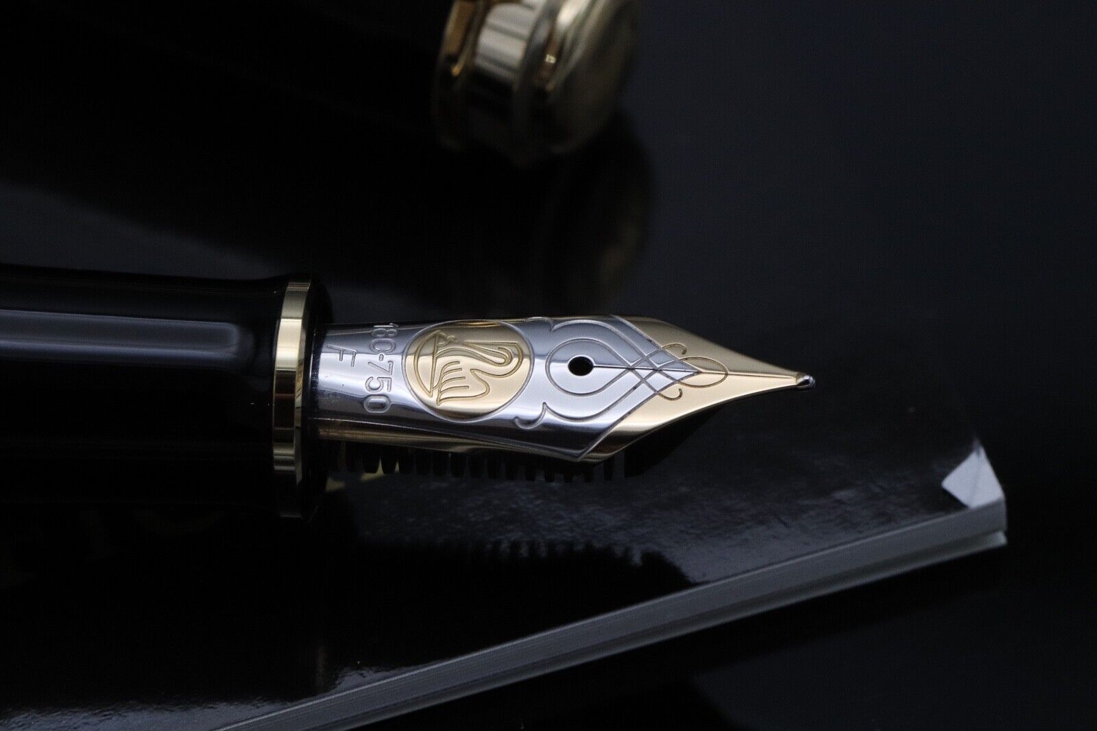 Pelikan Souveran M900 Toledo Fountain Pen - UNUSED - Fine Nib image 2