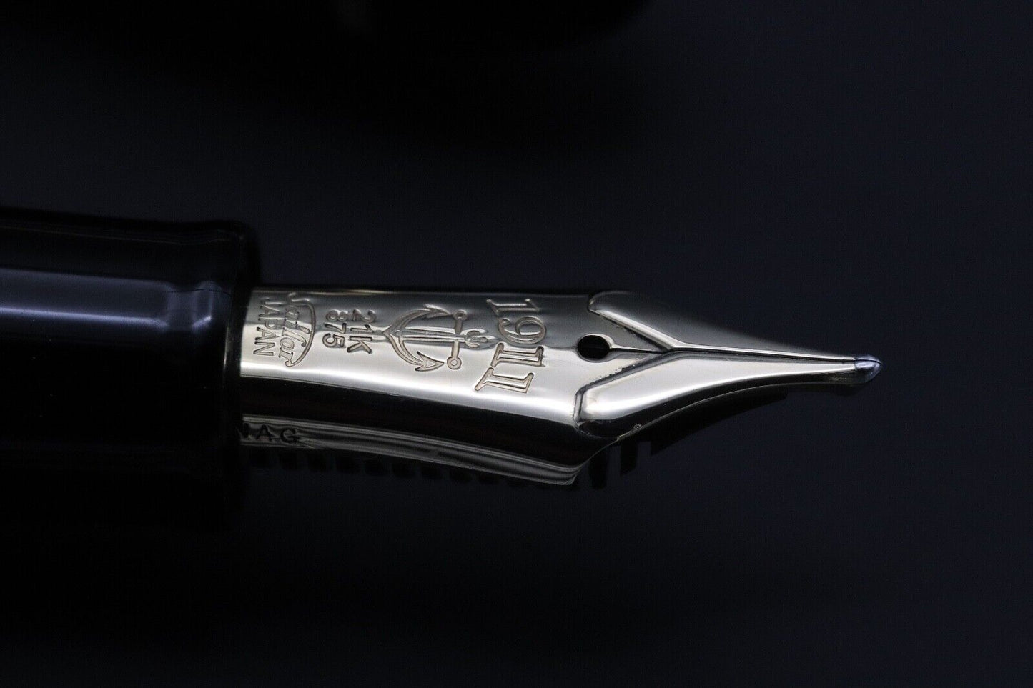 Sailor 1911L Black Gold Fountain Pen - Naginata Cross Point Nib image 2