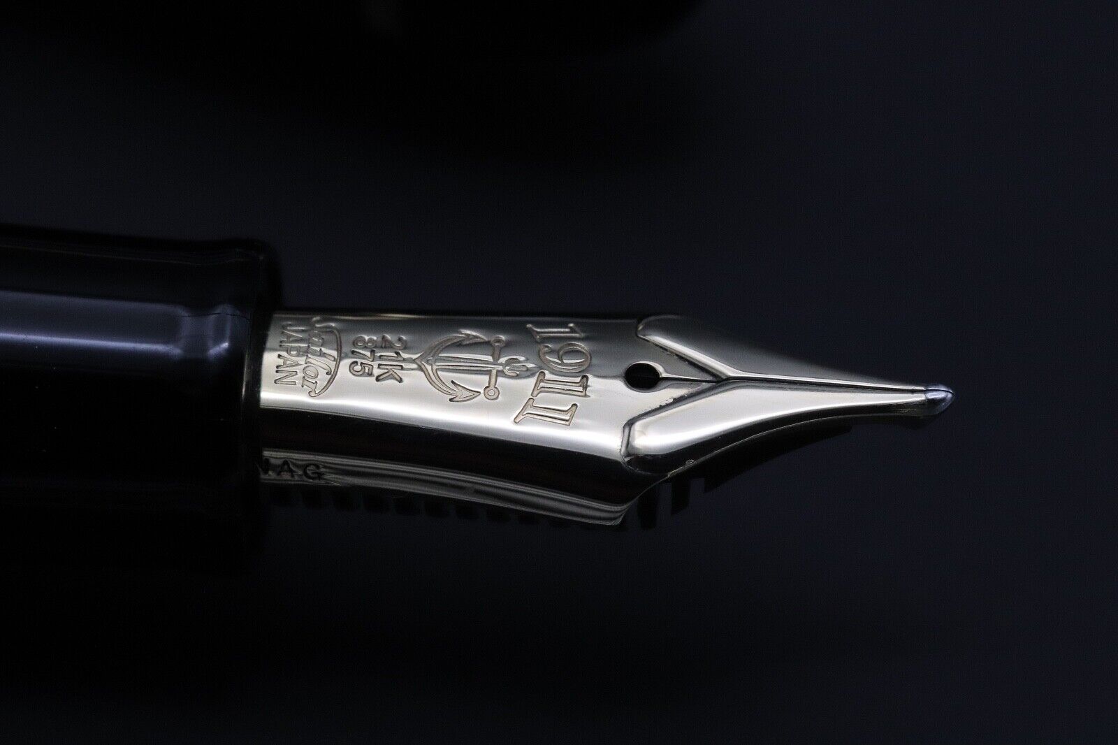 Sailor 1911L Black Gold Fountain Pen - Naginata Cross Point Nib image 2