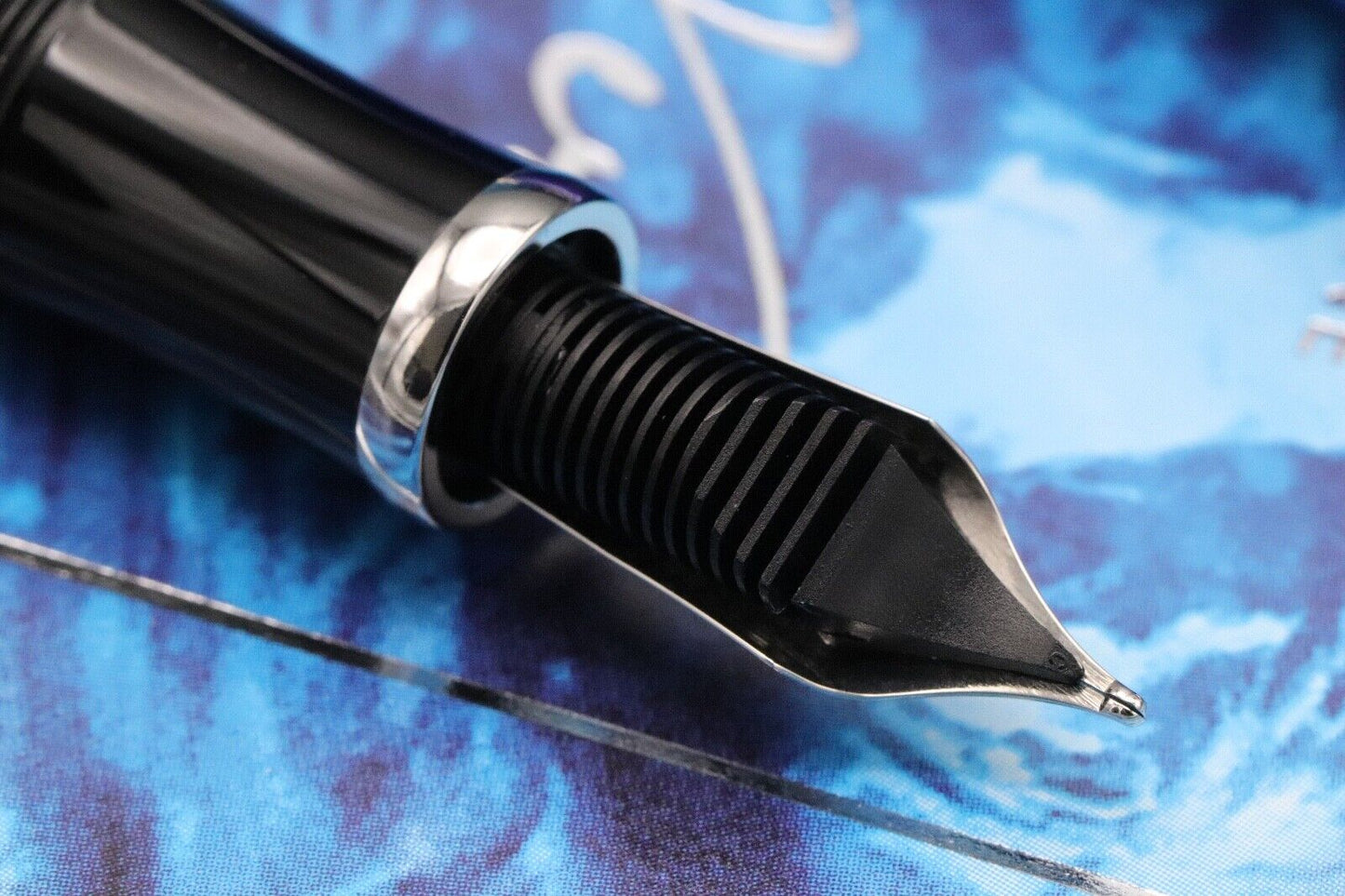 Montblanc Writers Edition Jules Verne Fountain Pen - UNUSED image 4