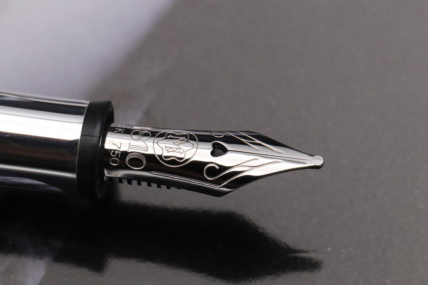 Montblanc Muses Marlene Dietrich Commemoration Edition Fountain Pen - UNUSED image 2