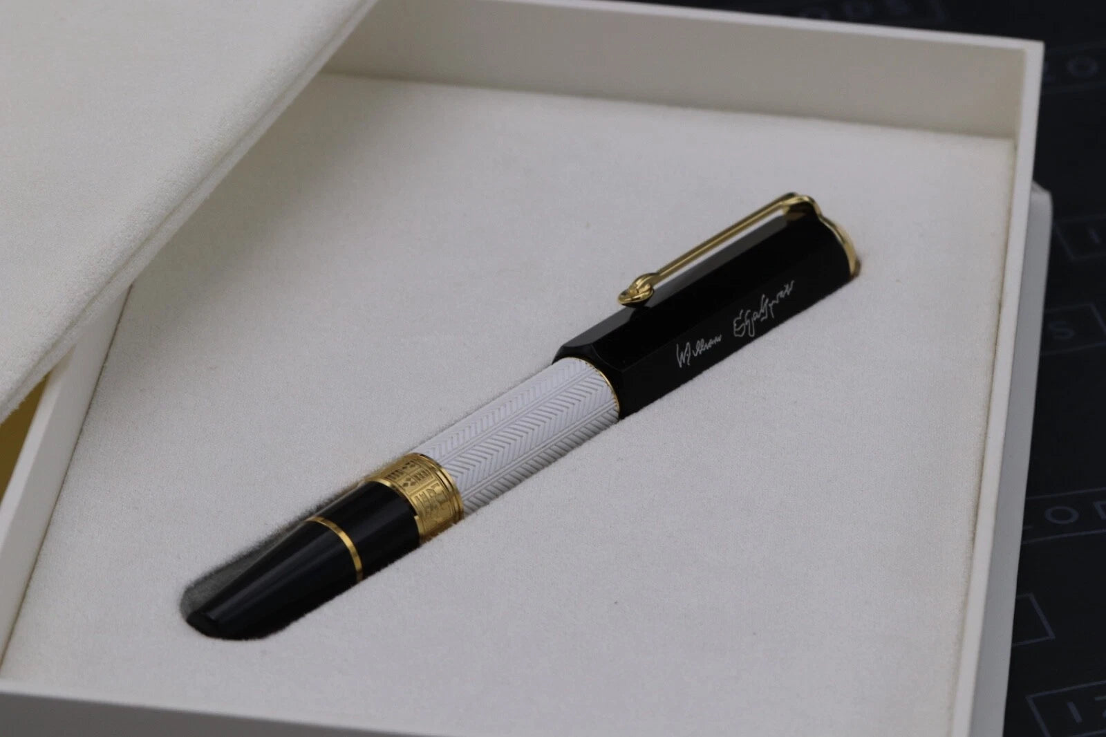 Montblanc Writers Edition William Shakespeare Fountain Pen - OM Nib image 5