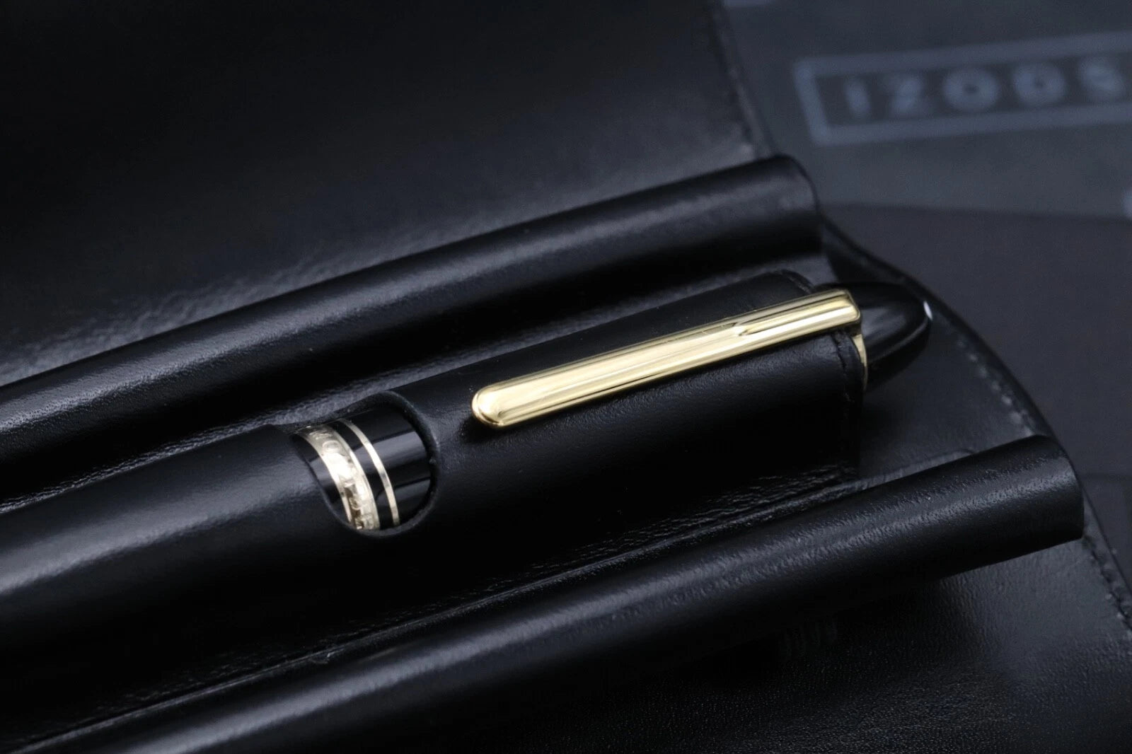Montblanc Meisterstuck 147 Traveller Gold Line Fountain Pen with Pouch image 3