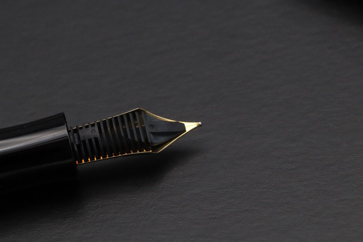 Montblanc Writers Edition Agatha Christie Fountain Pen - NEVER INKED - Fine Nib image 3