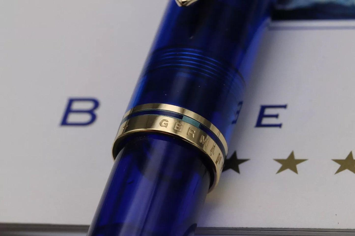 Pelikan M800 Blue Ocean Limited Edition Fountain Pen - Broad PF Nib image 6