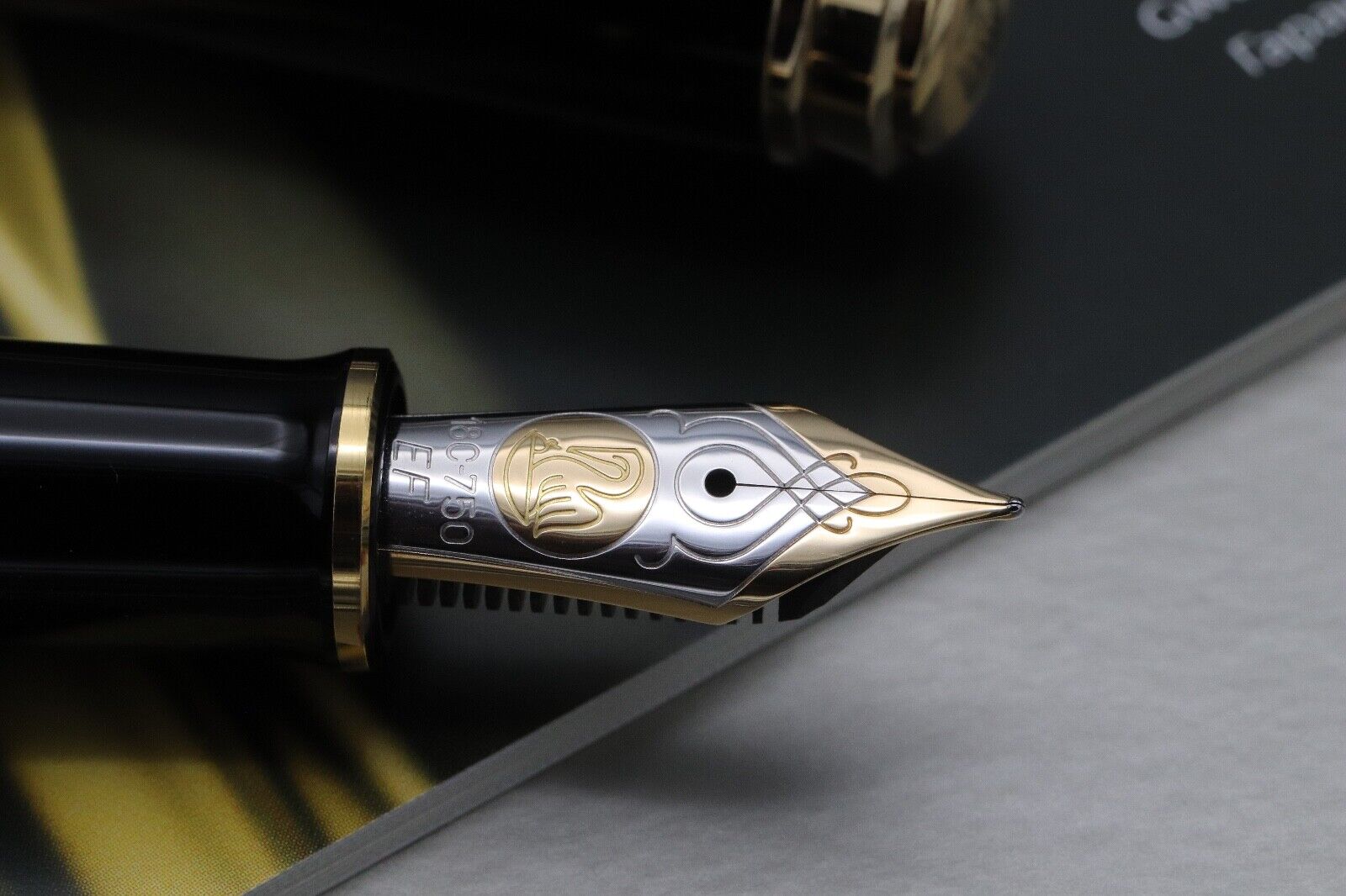 Pelikan Souveran M800 Green Black Fountain Pen - EF Nib image 2