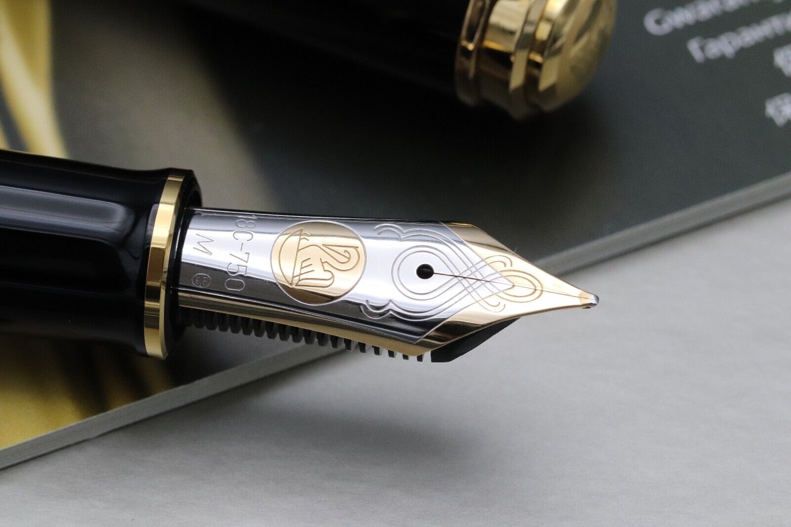 Pelikan Souveran M1000 Green Black Fountain Pen image 2