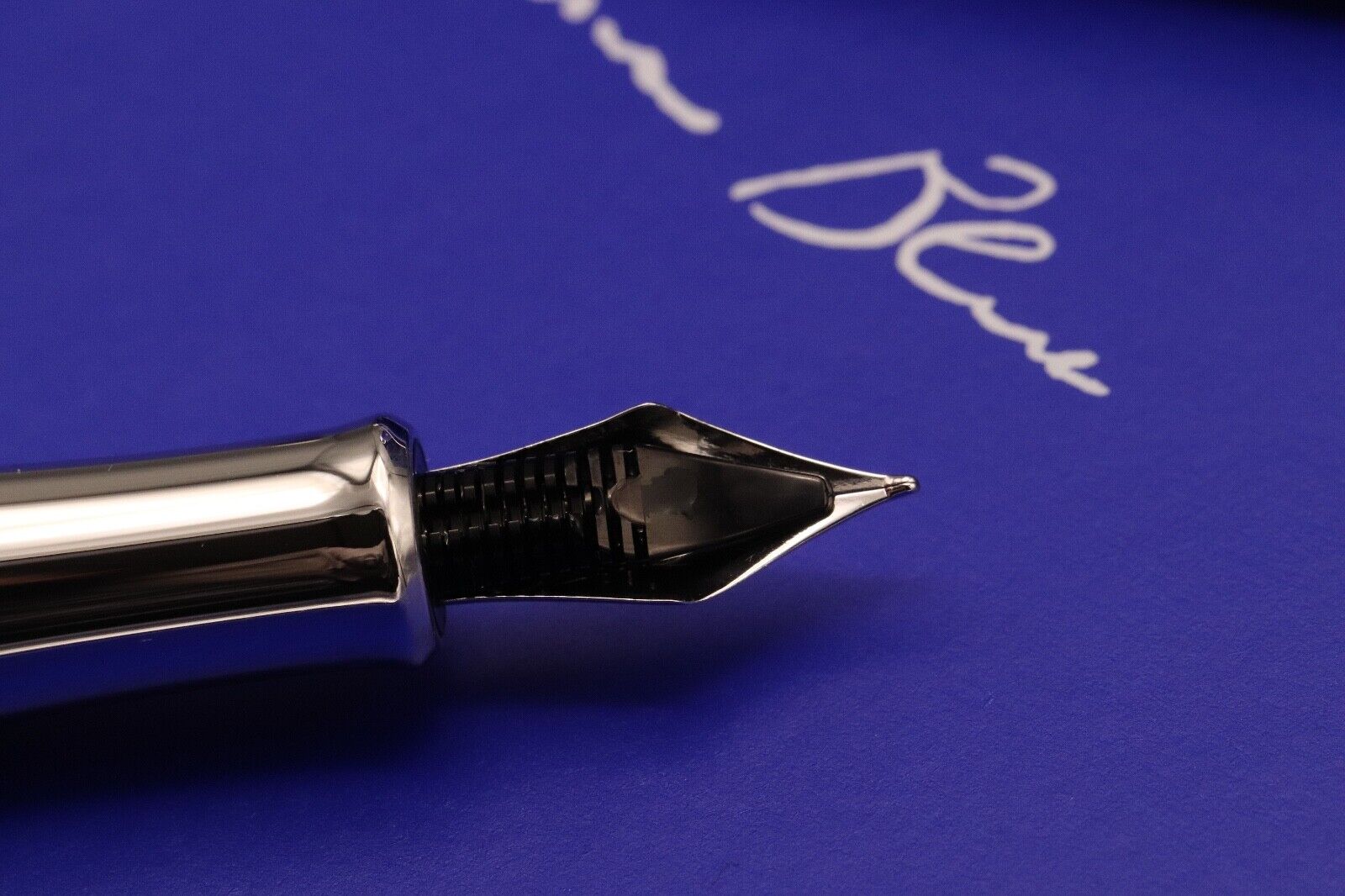 Caran d'Ache Leman Limited Edition Klein Blue Fountain Pen image 3