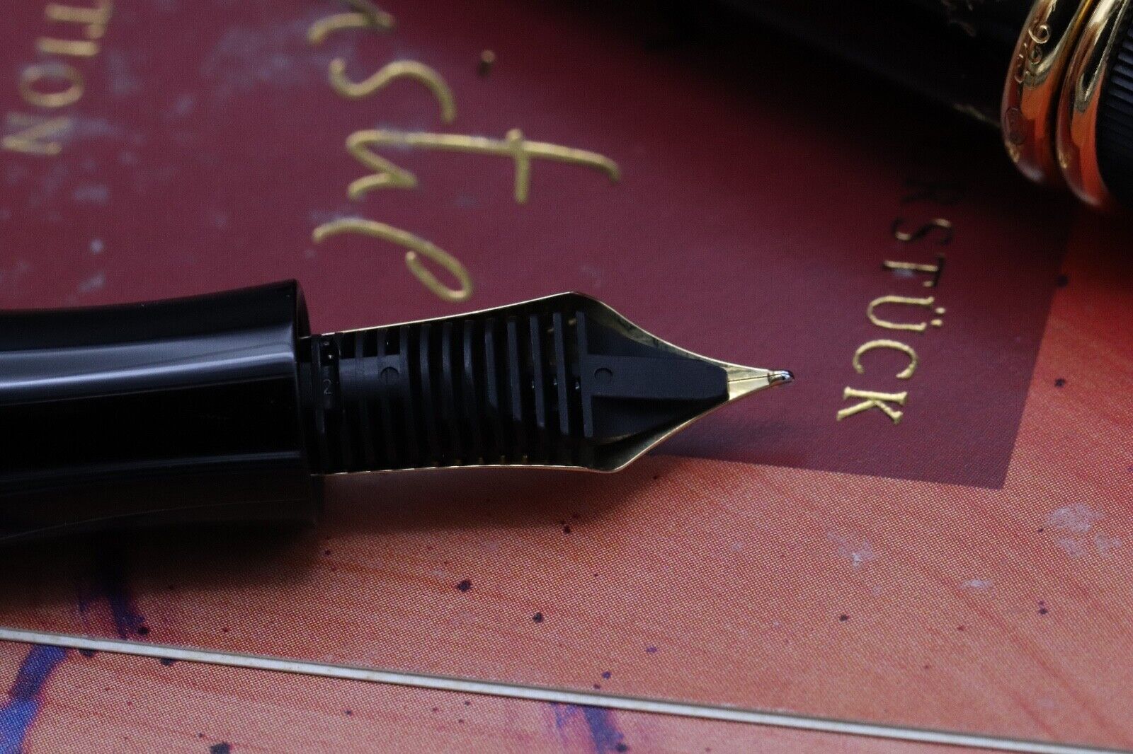 Montblanc Writers Edition Agatha Christie Vermeil Fountain Pen - UNUSED - F Nib image 3