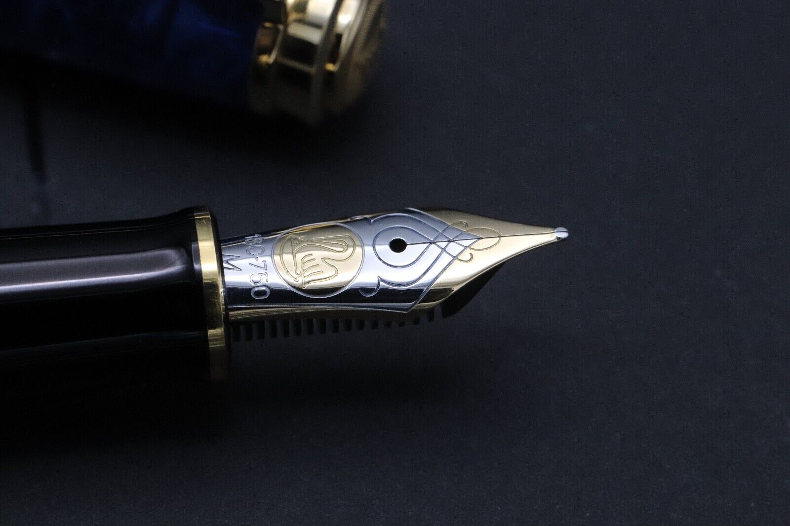 Pelikan Souveran M800 Blue O'Blue Special Edition Fountain Pen image 2