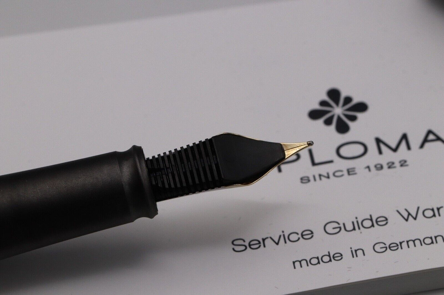 Diplomat Aero Black Fountain Pen - 14k Medium Nib image 3