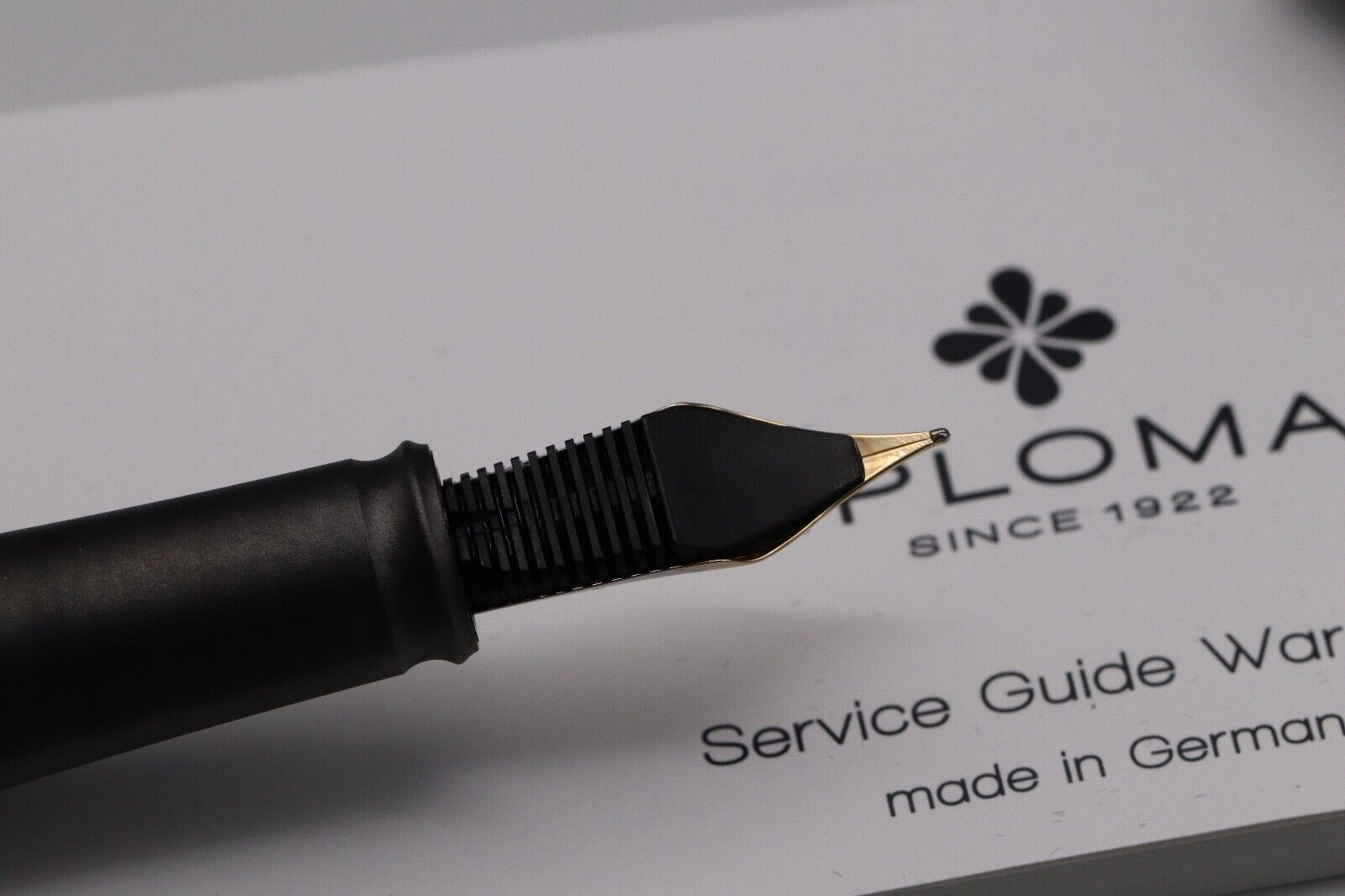 Diplomat Aero Black Fountain Pen - 14k Medium Nib image 3