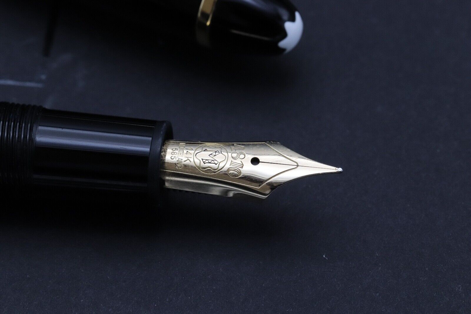 Montblanc Meisterstuck 146 LeGrand Gold Line Fountain Pen - Monotone Nib image 2