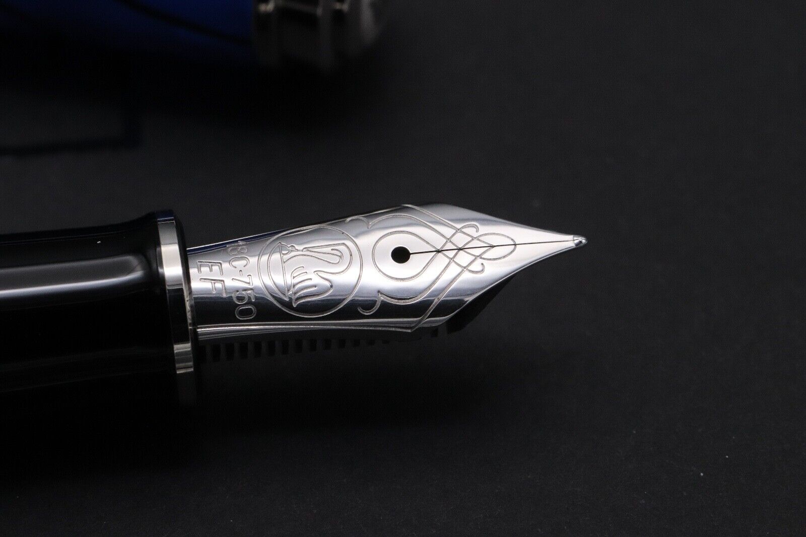 Pelikan Souveran M805 Blue Dunes Special Edition Fountain Pen - EF Nib image 2