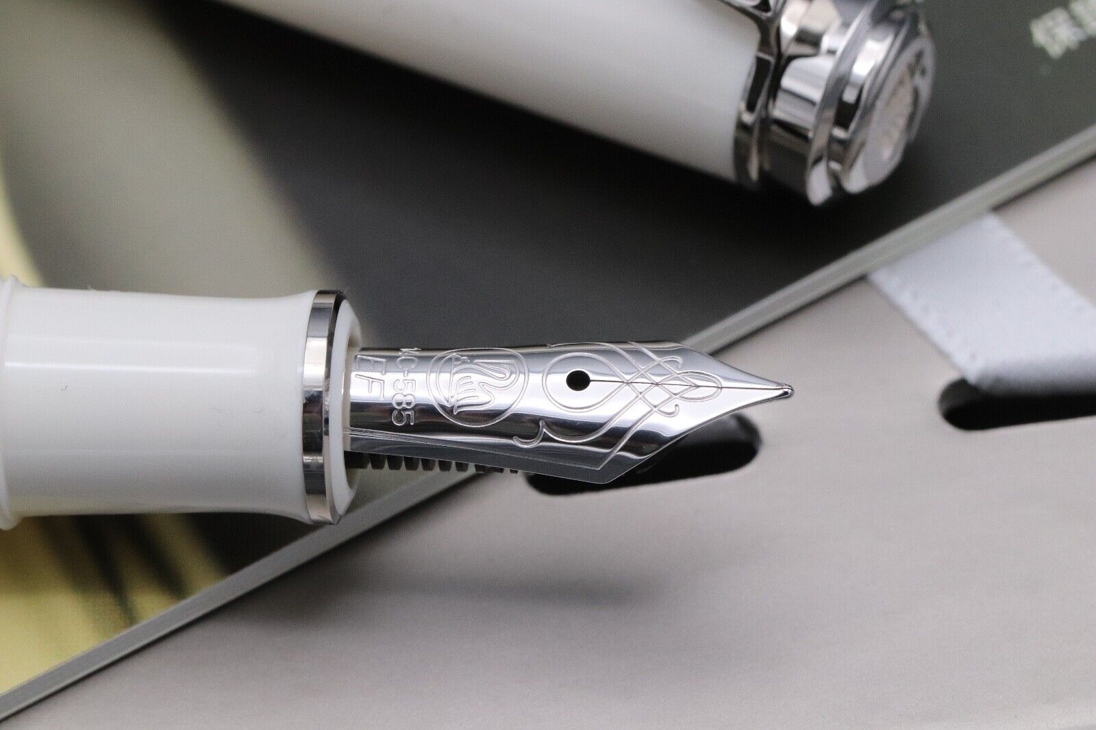 Pelikan Souveran M605 White Transparent Fountain Pen - EF NIB - UNUSED image 2