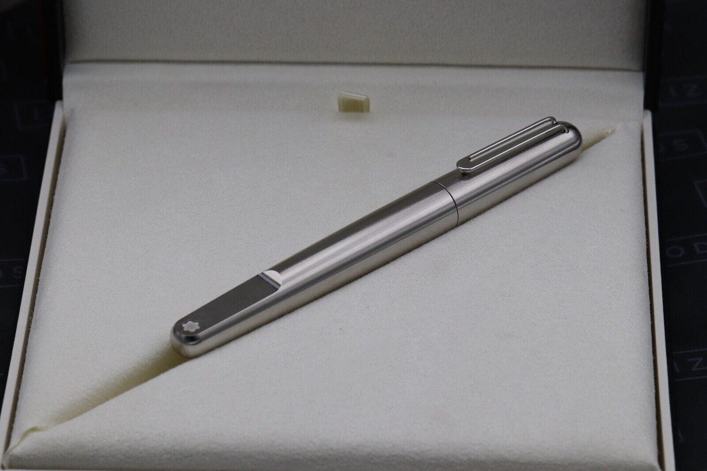 Montblanc M Marc Newson RED Signature Fountain Pen - UNUSED image 6