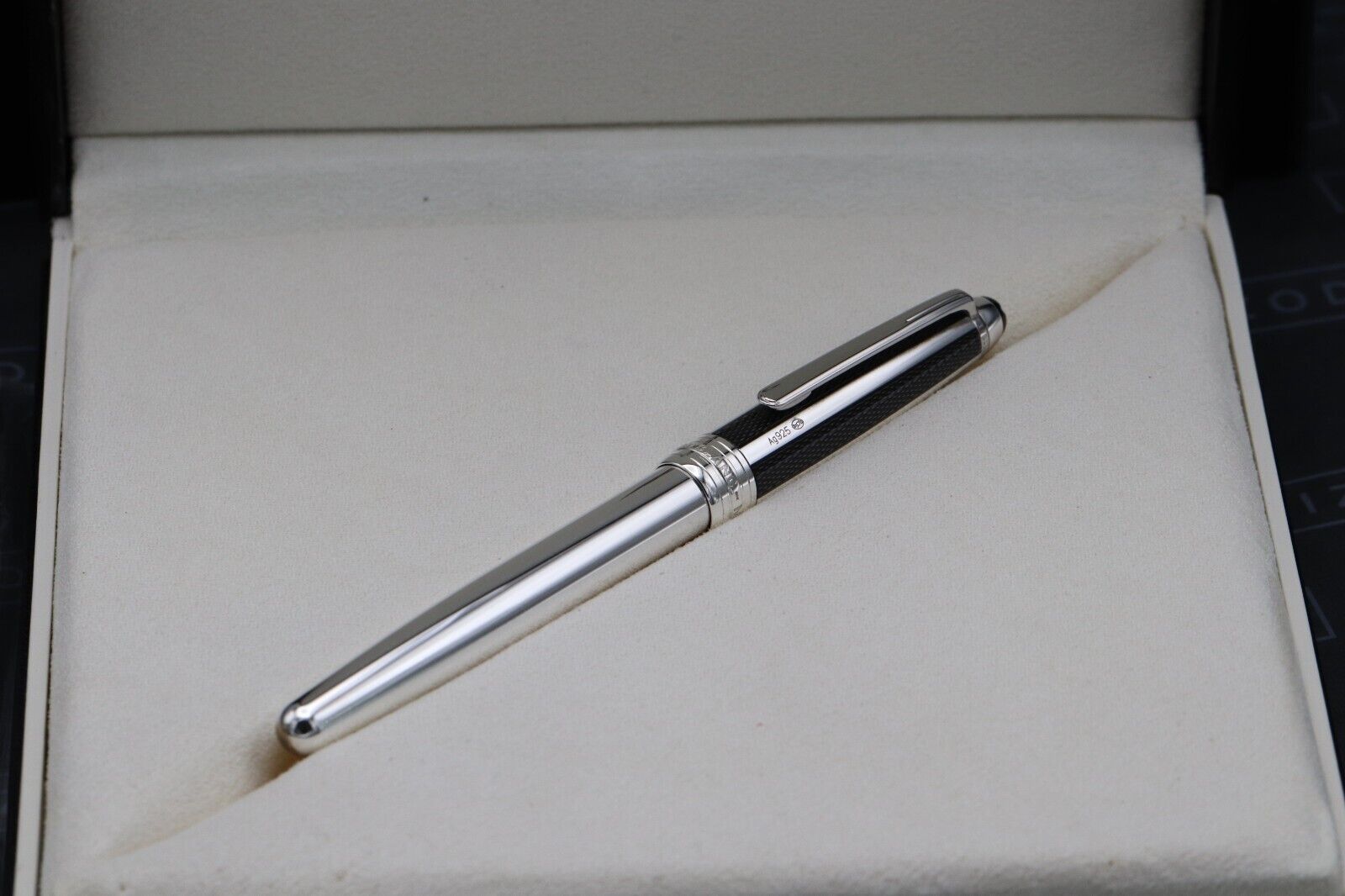 Montblanc Meisterstuck 163 Classique Silve Fibre Guilloche Rollerball Pen image 6