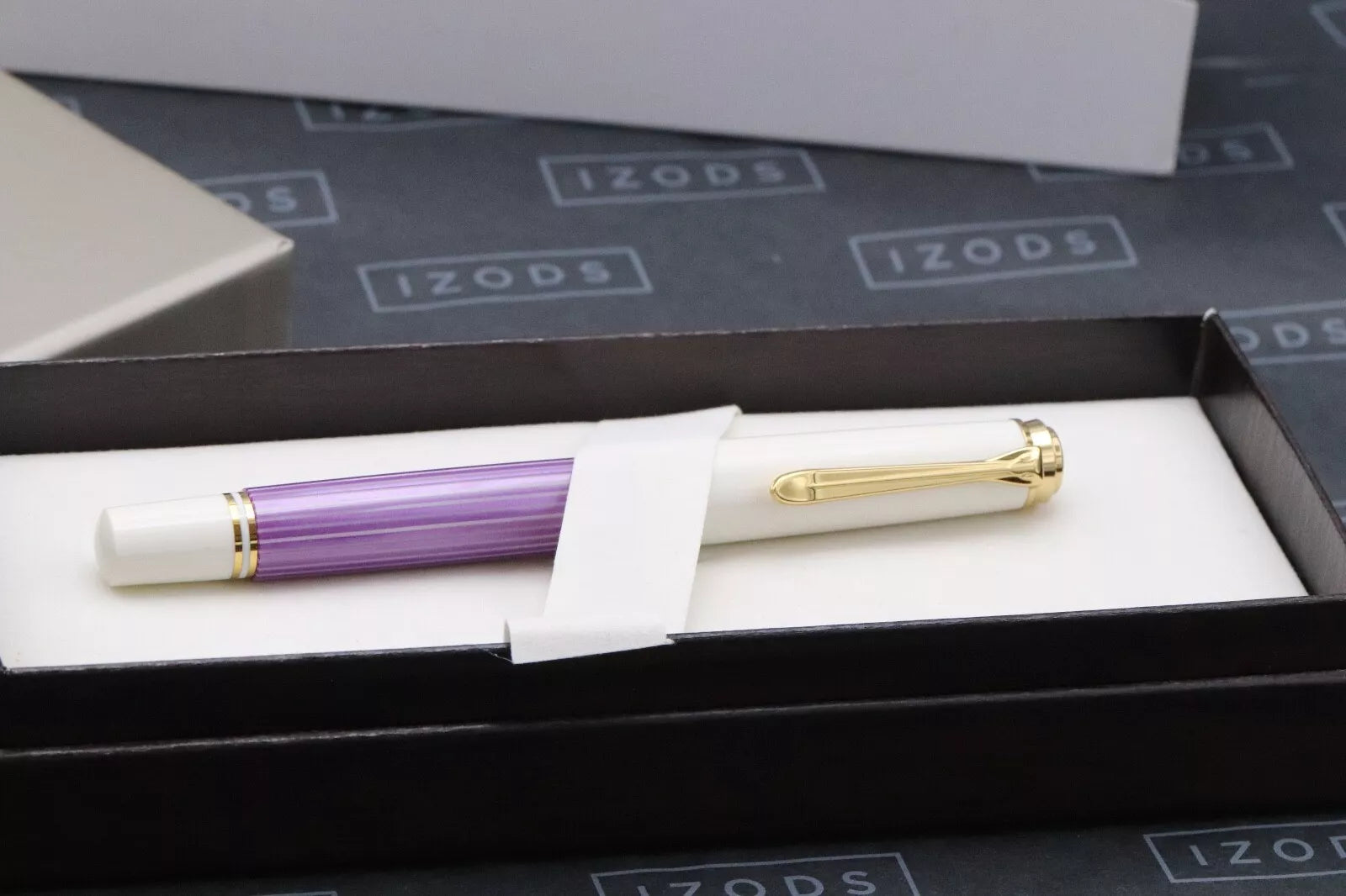Pelikan Souveran M600 Violet White Special Edition Fountain Pen - Broad Nib image 6