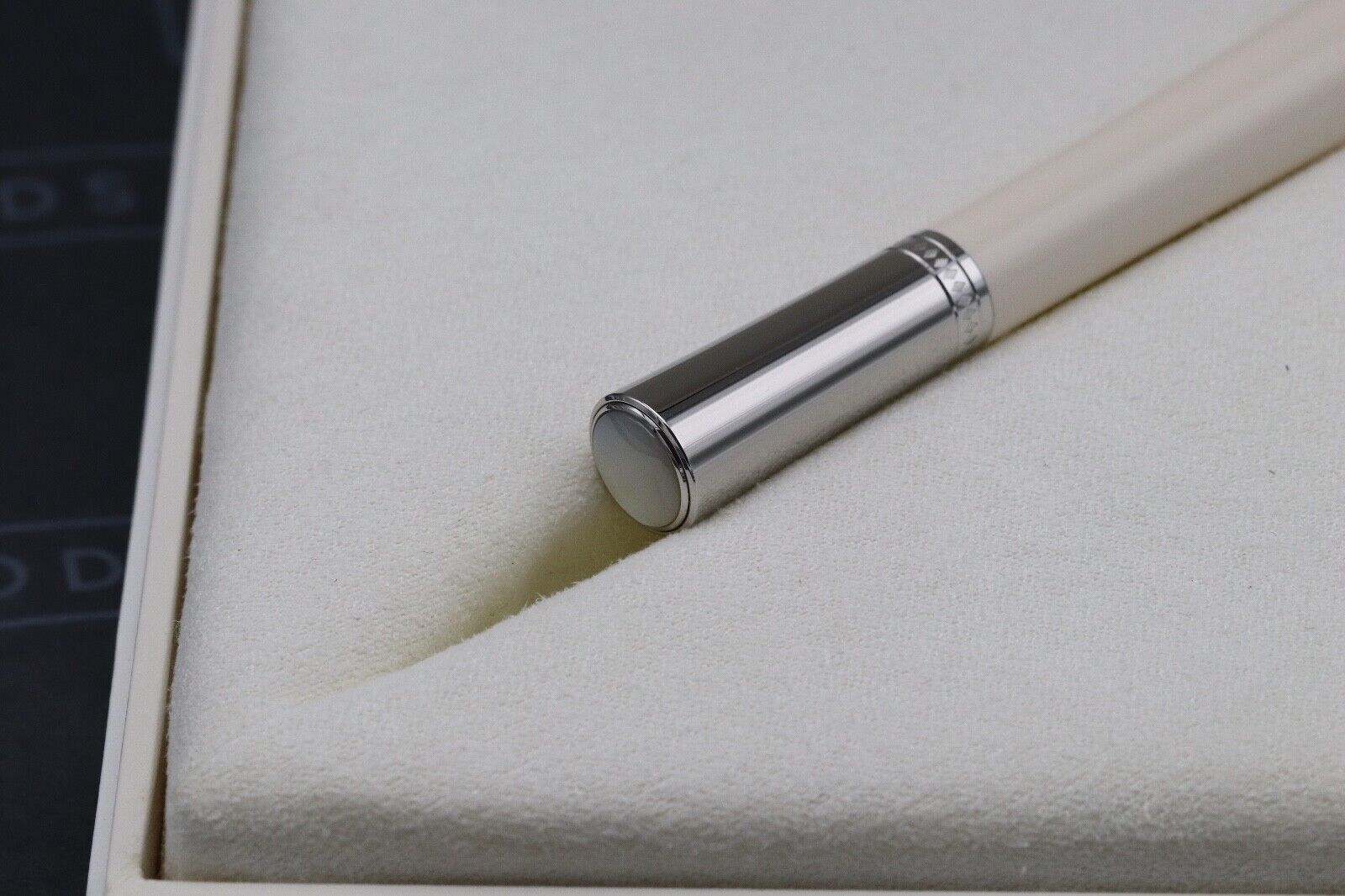 Montblanc Princesse Grace de Monaco Ivory-Resin Rollerball / Fineliner Pen image 6