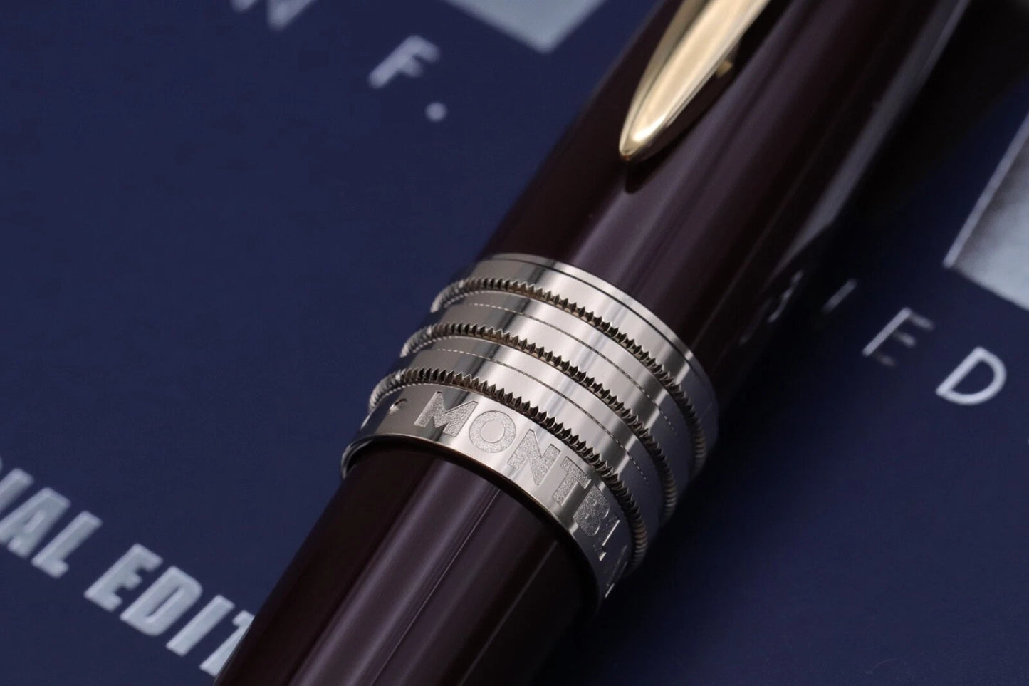 Montblanc Great Characters JFK Burgundy Fountain Pen - UNUSED image 5
