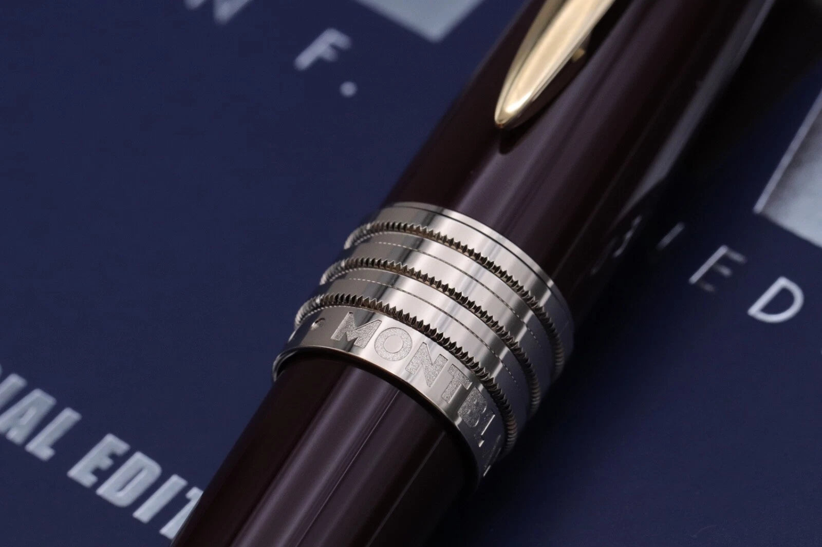 Montblanc Great Characters JFK Burgundy Fountain Pen - UNUSED image 5