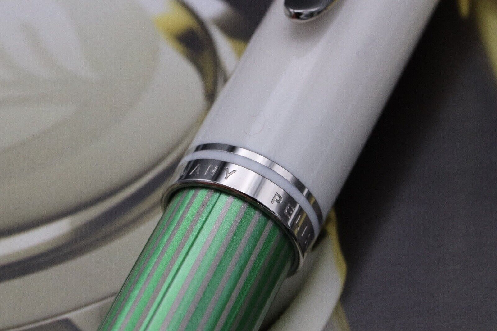 Pelikan Souveran M605 Green White Fountain Pen - Broad Nib image 4